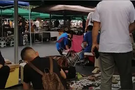 雨天逛逛金华古子城古玩市场图片