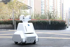 深兰科技AI安防机器人——瓦力图片