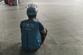 太激烈！外卖小哥头盔battle！哪家赢了？图片