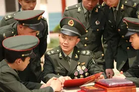 76人组团抢劫火车，军警联手制服歹徒，他是6年后才被发现的英雄图片