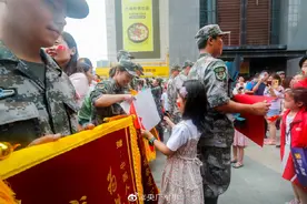 老奶奶为抗洪官兵擦汗，群众追车送西瓜……这些“双向奔赴”太暖了图片