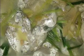 海鱼还在煎焖炸吗，试试这样煮，汤汁清甜当鱼汤吃，鲜。图片
