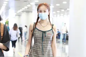 海陆终于也扮嫩了！穿吊带裙配异色鞋好时髦，梳起麻花辫像20岁图片