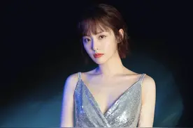 张嘉倪的银色闪片长裙性感极了，好身材一定要秀出来图片