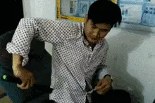 搞笑GIF图：电棍多少伏的？稍等，我先买份保险图片
