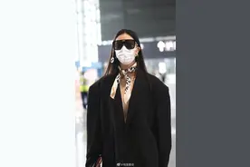 今日份美女特工宋妍霏上线，宽肩西装搭西装短裤，气质这一块图片
