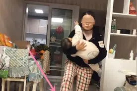 凌晨一点宝宝哭闹不睡，宝妈愤怒将鞋踢进丈夫碗里，网友：解气！图片