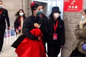 迪丽热巴参加春晚彩排，穿红裙戴蝴蝶结，站在C位成主持人图片