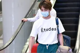 马天宇这短裤是不是太短了，感觉穿着有点违和，但是挺显腿长的图片