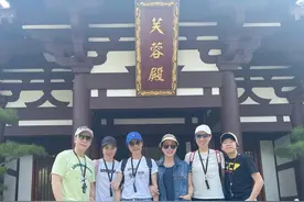 两港星齐聚，吕良伟200斤儿子罕露面，大甄子丹6岁的岳母太年轻图片
