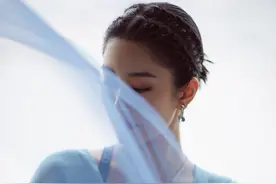 杨采钰美得高调！一席蓝色薄纱“透视裙”太有风情，女人味挡不住图片