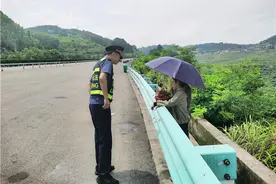 5村民高速路边摆摊卖杨梅！路政:立即停止违法行为图片