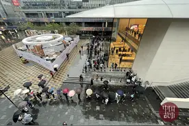 iPhone13发售 市民冒雨排长队抢购图片