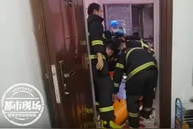 近400斤女子突然昏迷，急救人员无法施救，8名消防员助力送医图片
