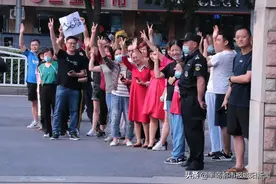 加油蛋糕、锦鲤红装……中考首日，城阳区各中学别出心裁“花式”送考图片