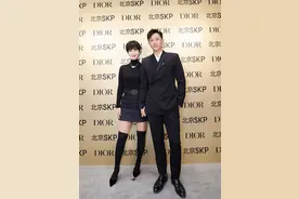 越宽松越时髦！韩庚夫妇出席活动，卢靖姗上身很法式下装却太俗艳图片