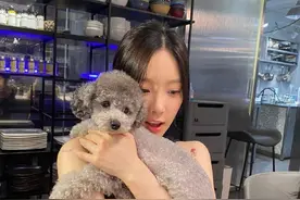 泰美了！金泰妍手抱宠物甜笑自拍，秀肩颈曲线美背吸睛图片