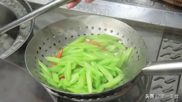 芹菜这样炒，虽是素菜，吃起来比肉还香，成本只要几块钱
