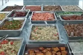 男子承包公司食堂，20元自助菜品随便吃，可过几天就没人来了！图片