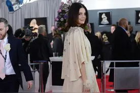 “打雷姐”Lana Del Rey穿高开叉礼服，网友：怎么又变脸了？图片