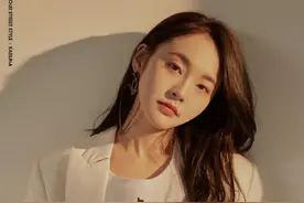 张佳宁 白色西服干练利落中更多了几分轻熟感图片