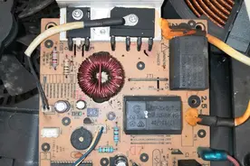 “美的”电磁炉插电亮一下，然后按各功能键均无反应。图片