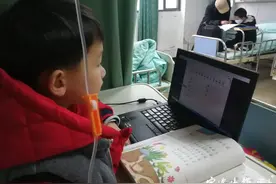 浙江一小学生边打吊瓶边上网课！当天的日记亮了…图片