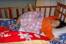晚上睡觉频繁踢被子，不一定是热，孩子的“苦衷”妈妈要知道图片