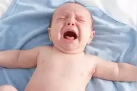 不抱就不睡，全家都崩溃，这5招让抱睡的宝宝一觉到天亮图片