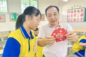妙剪绘童梦 非遗代代传 | 记2021年度潼南十佳教师陈友印图片