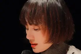 四五十岁长脸女人，抛弃“大妈卷”吧！留这几种发型，真显气质图片