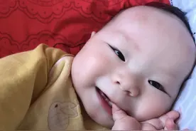 牙痒痒了，妈妈快帮我拿咬咬胶图片