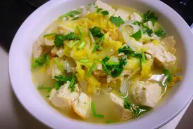 白菜炖豆腐怎么做才好吃？原来诀窍在这里，一次炖一锅，太香了图片