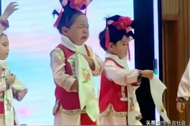 河南3岁女孩哭着跳舞，这个六一一点也不开心，网友：好惨又好笑图片