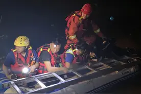 皮划艇被冲走，9人被困！丽水消防深夜救援图片