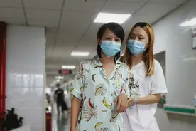 17岁叛逆女孩一夜长大，酒吧打工被累倒，只为给妈妈挣救命钱图片