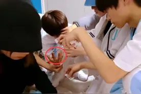 张杰腰椎骨裂，易烊千玺韧带断裂，打脸袁林青，手指划破上医院图片