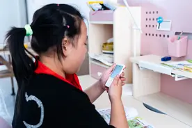 女儿用有道听力宝后，放下了手机，学习英语更有兴趣图片