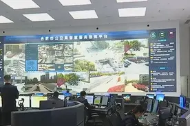 看到小猫待在树上3个小时了，希望民警能出警救猫？图片