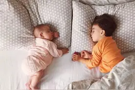 秋冬宝宝睡觉还在踢被就不是热了，很可能是这三种原因，要重视图片