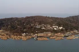 江苏发现一世外桃源，岛上住了20人左右，不通车路进出只能靠船图片