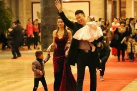 宝爸来参加家长会，穿衣打扮太特殊，老师：你让孩子脸往哪放图片