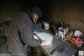 7旬空巢老人一辈子未婚独居深山，每天都吃擀面条：没吃够过图片