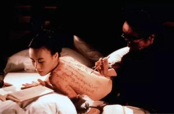 抛开狠角色，邬君梅这次竟在《燃烧》中演了个如此温柔的女精英