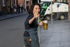 「国外街拍」第53期，啤酒妹给顾客送扎啤图片