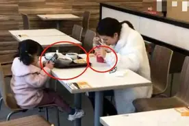 母子俩在外就餐被拍，因餐桌上食物走红，两者差距不是一星半点图片