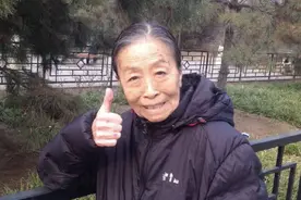 83岁丑娘张少华，生病独自一人去住院，干儿子杨志刚亲自接她出院图片