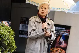 老年人不懂时尚？上海街头6、70岁的老奶奶穿搭，比小姑娘还时髦图片