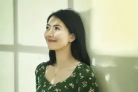 高圆圆碎花绿裙搭银丝眼镜温婉可人，皮肤通透，静感夏日阳光斑驳图片