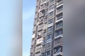 （视频）@太原人，惊险！8旬老人晒被褥意外坠楼倒挂18楼，消防提醒，高层住户应在阳台做好防护措施图片